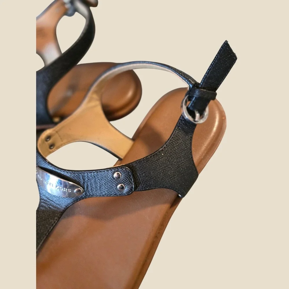 Michael Kors T Strap Flat Sandals Black Leather Logo Plate Women's Size‎ 8.5
